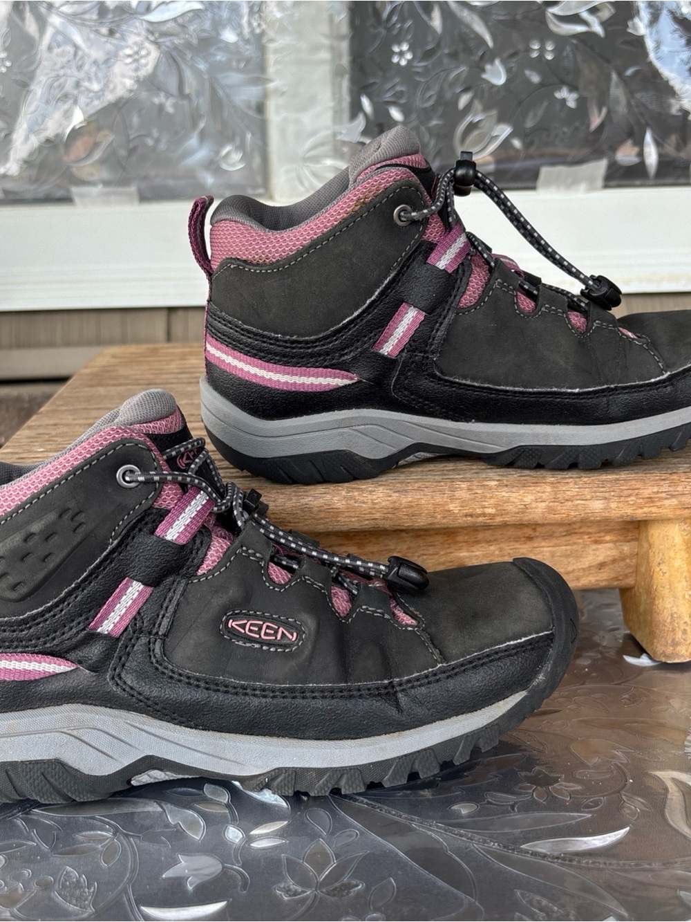 Keen Girls Black and Pink Mid-Top Hiking Boots Sz 2 Waterproof